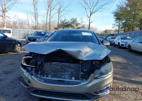 2015 Volvo S60 T5 Premier z USA, uszkodzony, nr VIN YV126MFK0F1348613